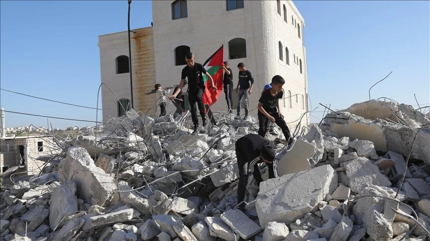 Ushtarët izraelitë rrënuan shtëpitë e 2 të burgosurve palestinezë në Bregun Perëndimor