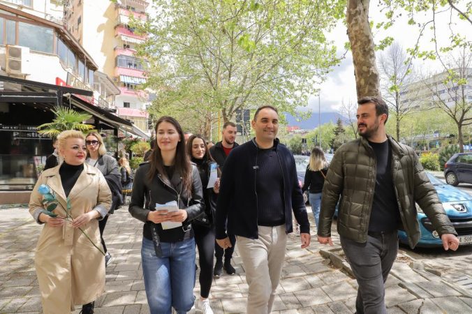 Belind Këlliçi takim me qytetarët në Tiranë, prezanton planin për transportin publik falas dhe 5 prioritetet e programit të tij