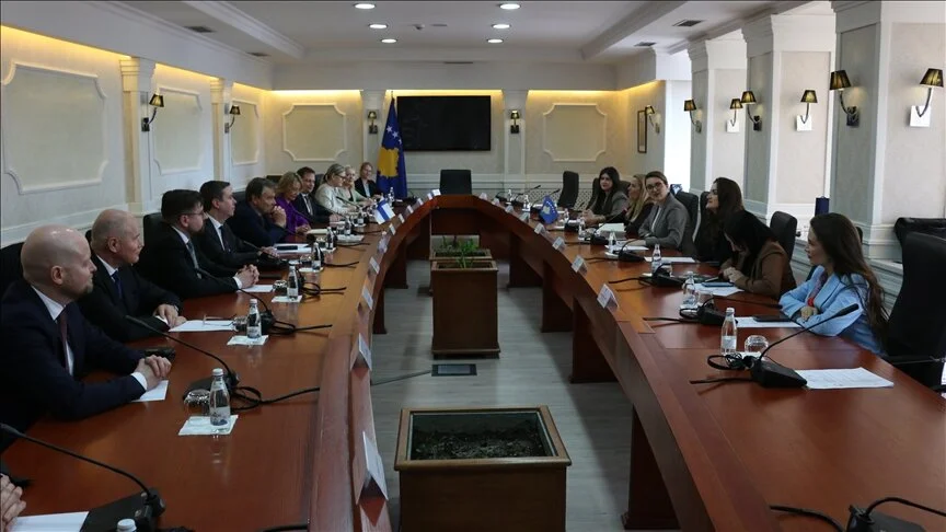 Anëtarët e Komisionit Për Punë të Jashtme të Parlamentit të Finlandës po qëndrojnë në Kosovë