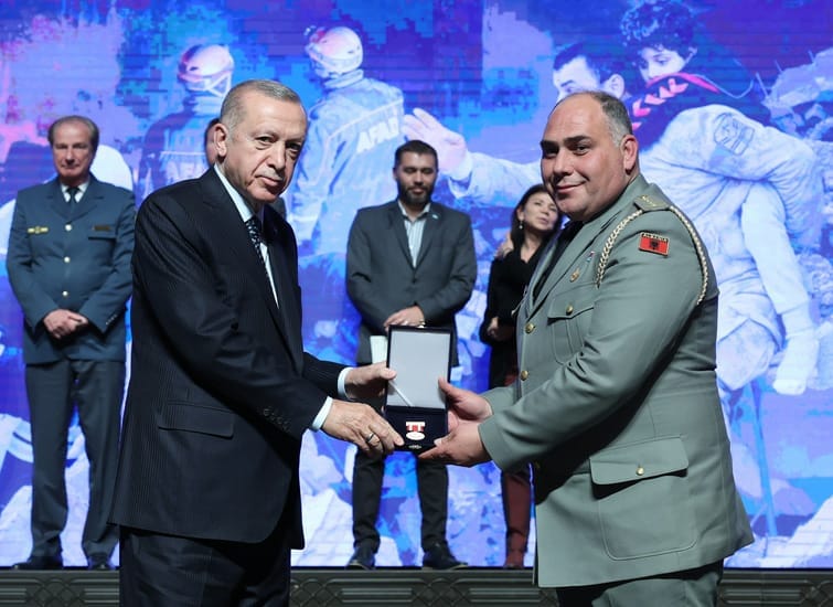 Ekipi shqiptar i kërkim-shpëtimit nderohet me Urdhrin e Lartë nga presidenti Erdogan