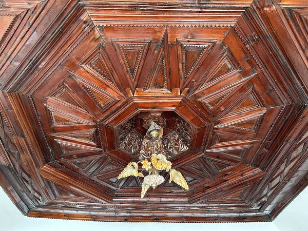 Gdhendja e drurit për tavanë dekorativë, traditë e lashtë në artin popullor shqiptar