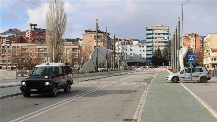 Kosovë, digjet vetura e një polici kufitar në Mitrovicë të Veriut