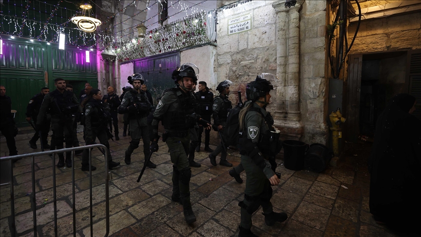Përleshje mes policisë izraelite dhe besimtarëve në Al-Aksa, 200 palestinezë të arrestuar