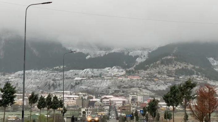 Pranverë me dëborë në Bulqizë! Reshjet mund të dëmtojnë të mbjellat
