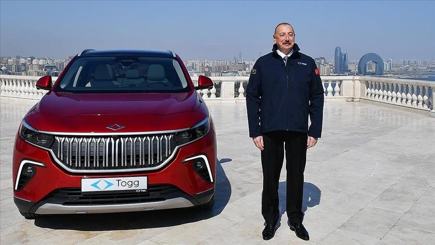 Presidentit të Azerbajxhanit i dorëzohet automjeti turk Togg