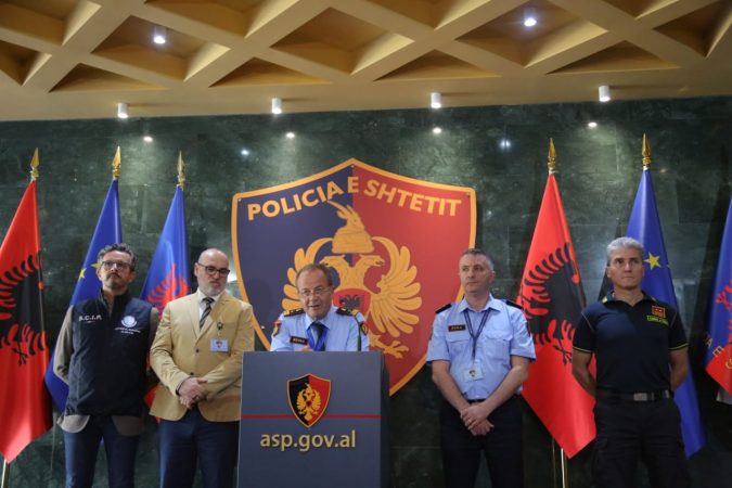 Operacioni antidrogë për 2 ditë, policia: 6 të arrestuar shqiptarë dhe të huaj. Sekuestrohet kanabis, armë e para