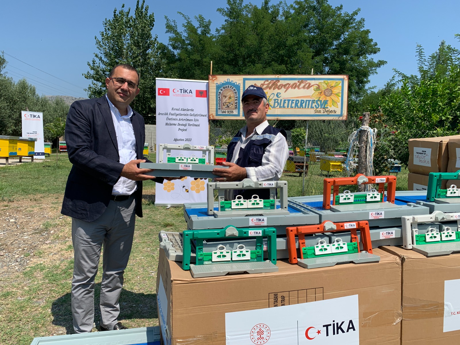Agjencia Turke për Bashkëpunim dhe Koordinim (TIKA), shpërndan pajisje dhe materiale të ndryshme për bletarët në Shqipëri