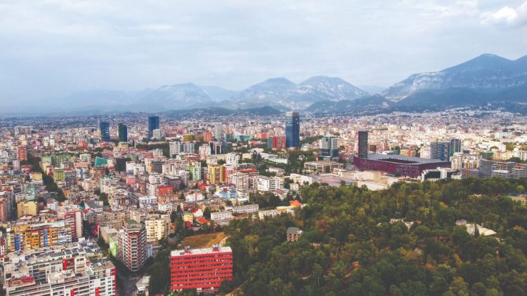 Pagesat vjetore të taksës së ndërtesës për bizneset në Tiranë do rriten deri në 91%