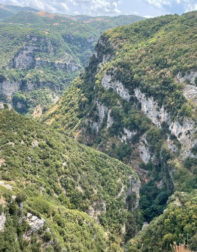 Një Vizitë në Nivicë: Aty Ku Kanionet Flasin dhe Kujtimet Jetojnë