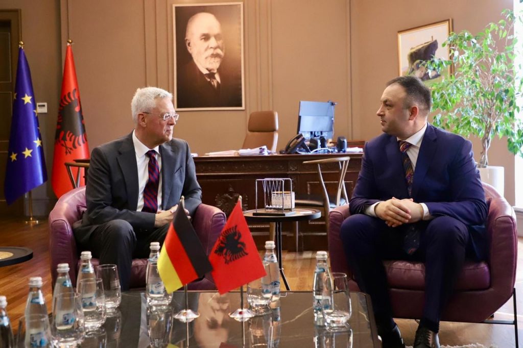 Hoxha pret ambasadorin gjerman Bergner