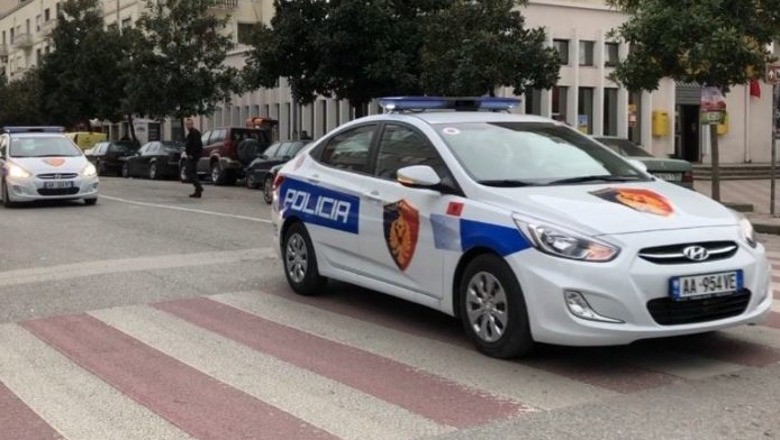 Me stemën e policisë, elektroshok dhe shkop metalik me vete, arrestohet 33-vjeçari në Durrës