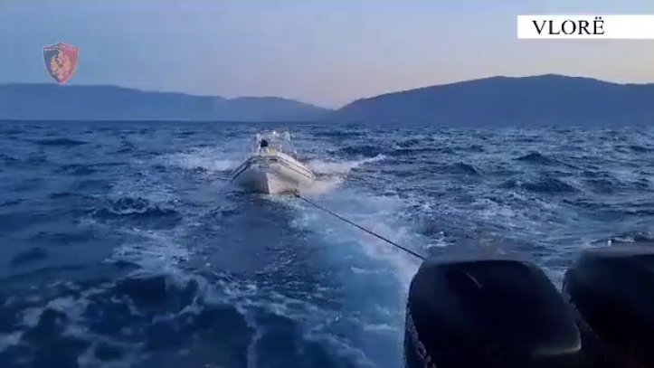 Rrezikonin të mbyteshin në det, policia kufitare shpëton 4 pushues në Vlorë dhe Dhërmi