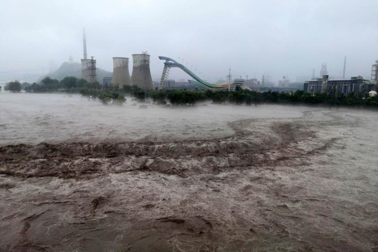 Përmbytjet katastrofike në Kinë, rritet bilanci i viktimave në Pekin