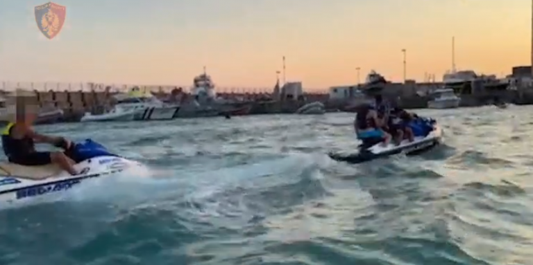 Jet ski pësoi defekt dhe rryma e largoi në thellësi, Policia Detare shpëton nga mbytja dy pushues në Durrës
