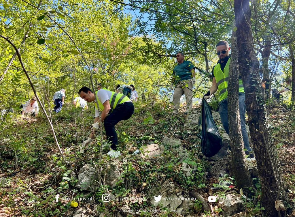 Aksion pastrimi në Parkun Kombëtar të Tomorit dhe malin e Dajtit