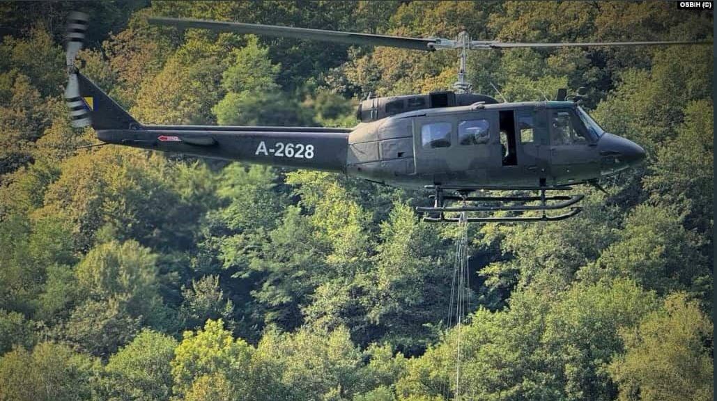 Rrëzohet një helikopter i ushtrisë së Bosnjës, ekuipazhi shpëton