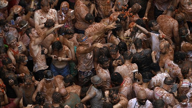 Spanjë, mbi 120 tonë domate u përdorën në festivalin “La Tomatina”