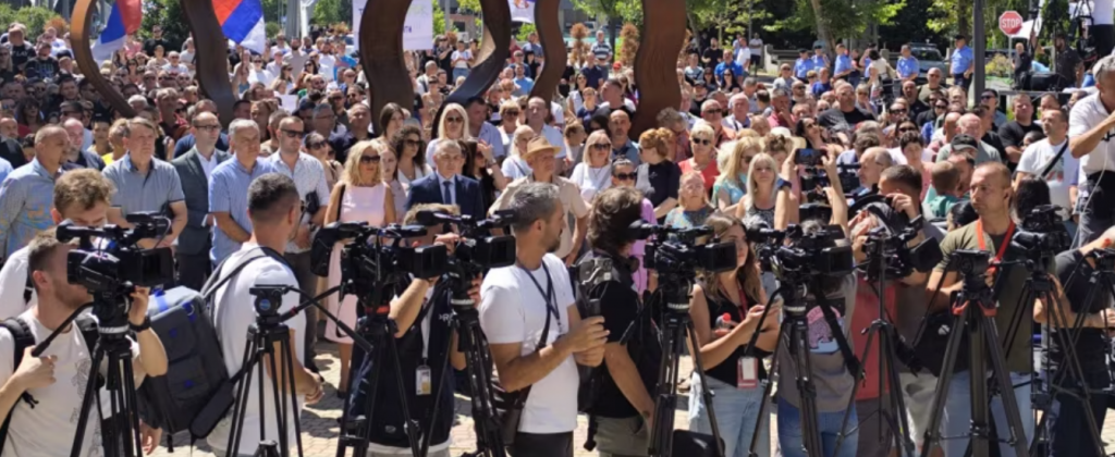 Serbët protestojnë në Mitrovicë të Veriut kundër hapjes së urës mbi Ibër