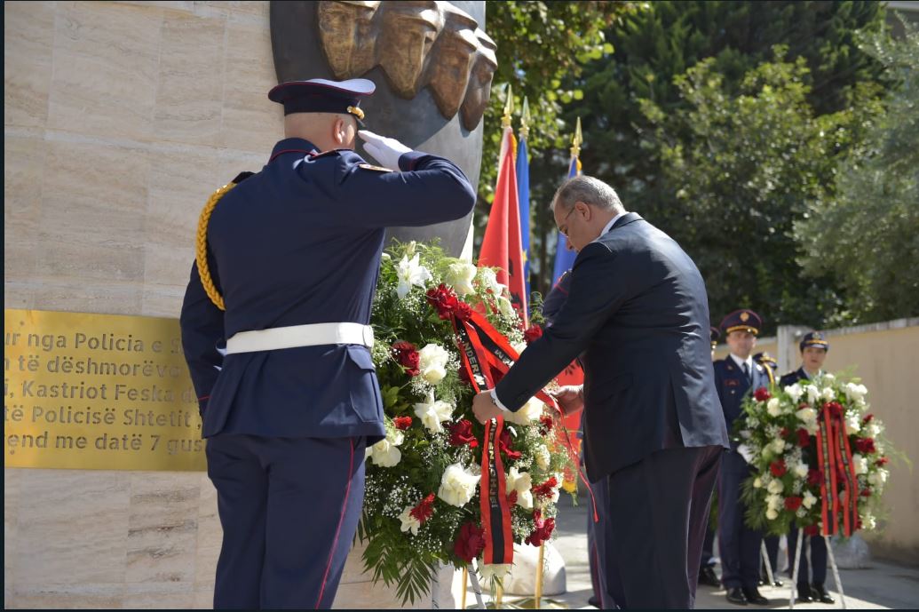 U vranë nga Dritan Dajti, ceremoni përkujtimore në 15-vjetorin e rënies në krye të detyrës të 4 Dëshmorëve të Atdheut