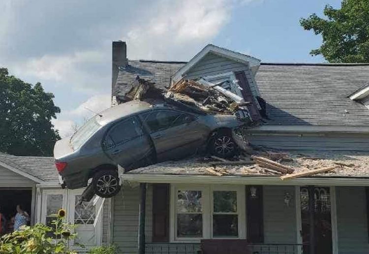 Makina përplaset dhe “fluturon” mbi çati, mbeti e varur në katin e dytë të një shtëpie