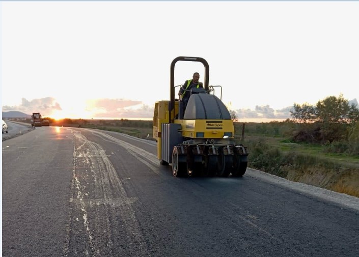 Rama: Hidhen shtresat asfaltike në rrugën e Aeroportit të Vlorës