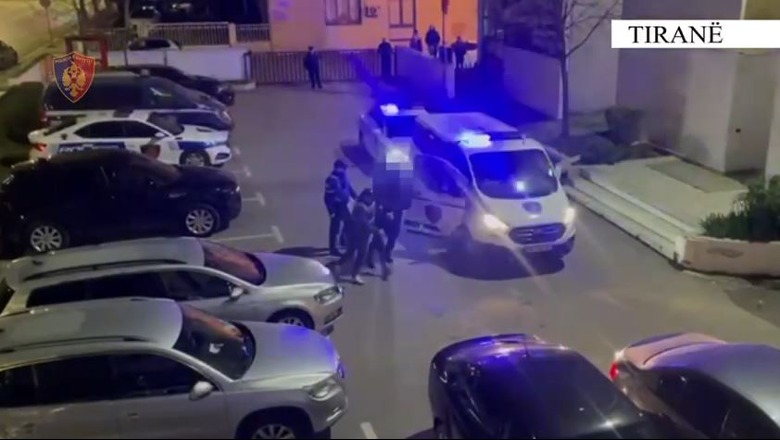 Qarkullonin me pistoletë dhe kokainë në zonën e ish-bllokut, arrestohen 2 persona në Tiranë