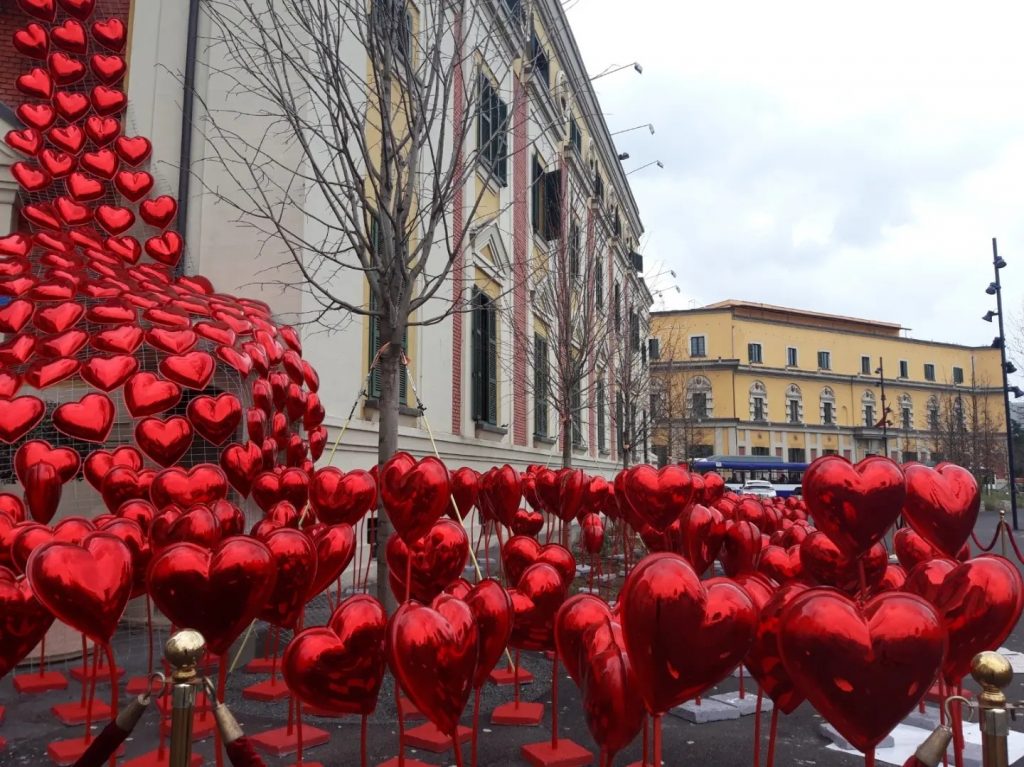 Shën Valentini, Tirana mbushet me zemra të kuqe 