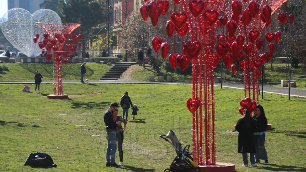 Shën Valentini, ATSH sjell atmosferën në ditën e të dashuruarve në Tiranë