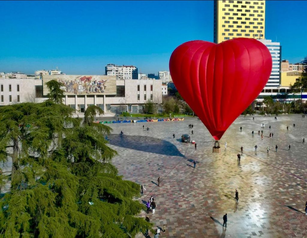 Dita e të dashuruarve, Rama ndan foto nga zbukurimet në Tiranë