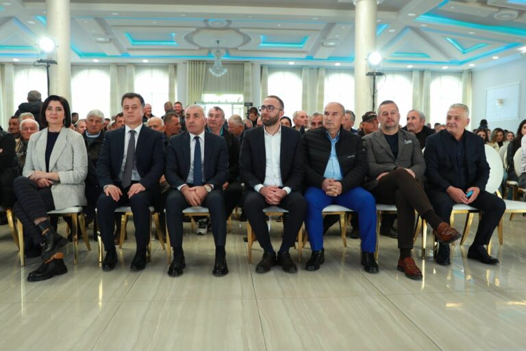 Deputetë të grupit të Bardhit dhe të Berishës ‘shkrihen’ në bazë, takim me demokratët në Shkodër