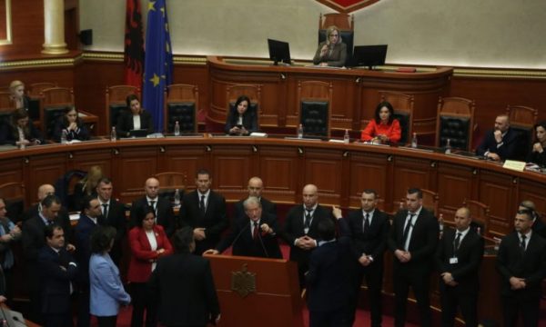 Tensionet në Kuvend, përjashtohen me 10 ditë Berisha dhe Noka