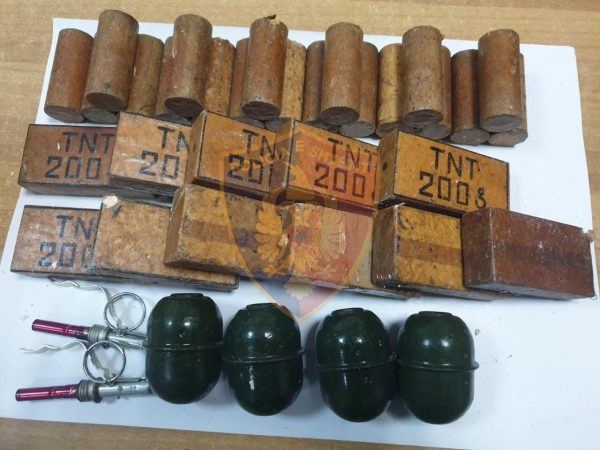 Policia i vihet pas të dyshuarit që lëvizte me çantë në qytet, e gjen të braktisur, sekuestrohen 30 kallëpe tritol e granata në Vlorë