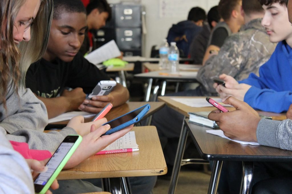 BM – Ndalim total i celularëve në shkolla