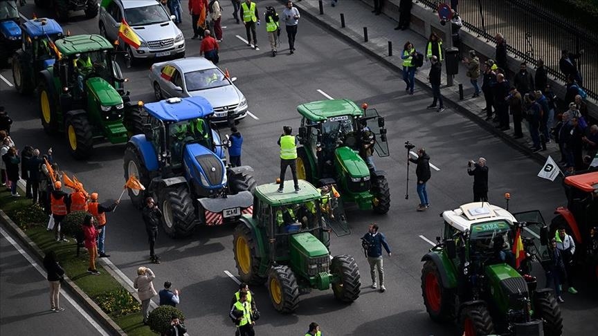 Spanjë, fermerët bllokojnë rrugët e Madridit me traktorët e tyre