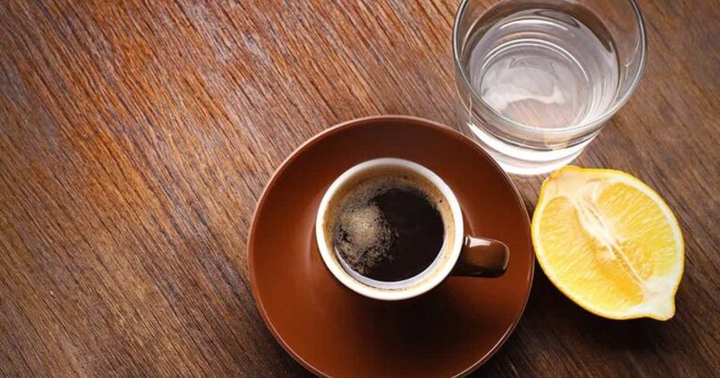 A ju dobëson vërtetë kafja me limon? Ja e vërteta e 