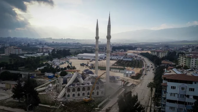 U dëmtua rëndë nga tërmeti, shembet xhamia me 4 minare në Hataj 
