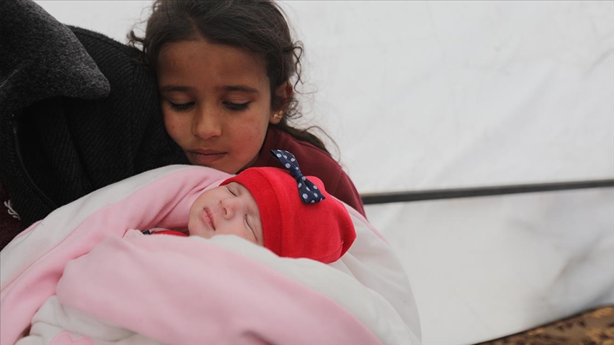 Siri, fëmija e lindur në rrënoja do të rritet në shtëpinë e hallës së saj
