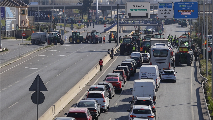 Protestat e fermerëve bllokojnë trafikun në mbarë Spanjën, 1.000 mijë traktorë lëvizin drejt Barcelonës