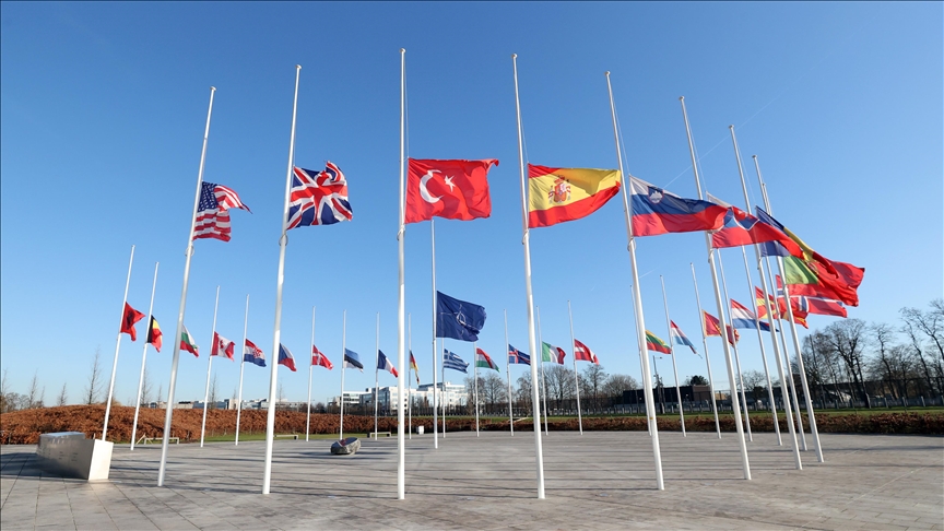 Në selinë e NATO-s flamujt ulen në gjysmështizë në solidarizim me Türkiye-n