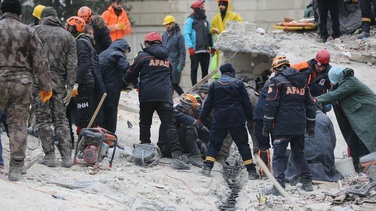 Türkiye, mbi 7.100 persona humbën jetën nga tërmetet e fuqishme