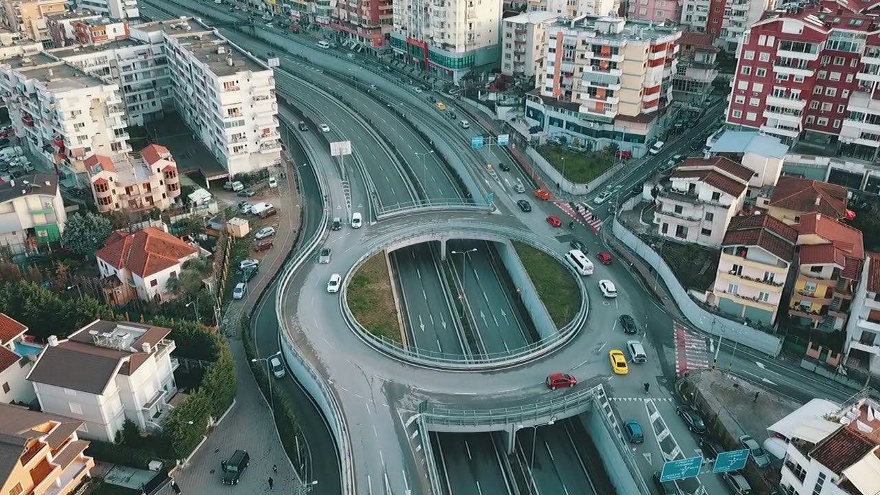 Nis betonimi i këmbëve të urës që lidh lotet 4 dhe 5 të Unazës së Madhe të Tiranës