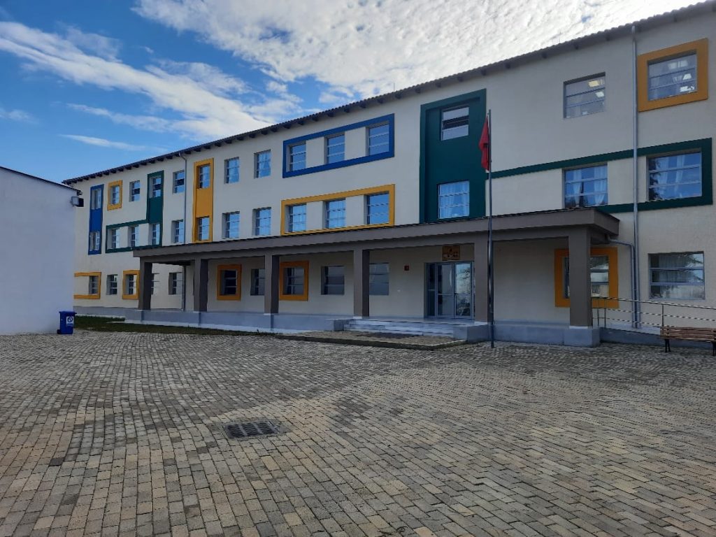 Manastirliu: Shkolla e rikonstruktuar në Patos, kushte më të mira për nxënësit dhe mësuesit