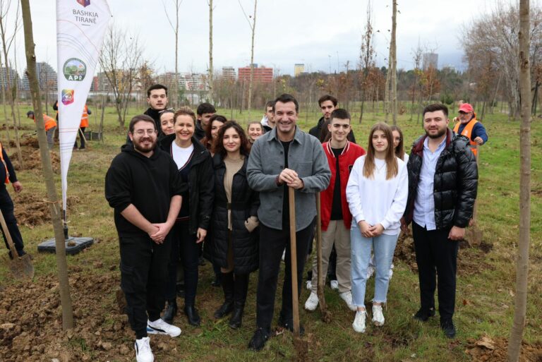 Veliaj e nis vitin e ri me vullnetarët e rinj, mbjellin 52 pemë te Parku i Liqenit: Na pret një tjetër vit fantastik për Tiranën, nuk e kemi luksin të mbjellim përçarje