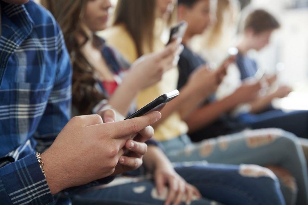 Gjysma e adoleshentëve të varur nga media sociale