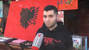 Punimet e fëmijëve me autizëm shiten tek sheshi ‘Skënderbej’, paratë shkojnë për nevojat e tyre! 17 vjeçari ekspozon pikturën e tij kuqezi