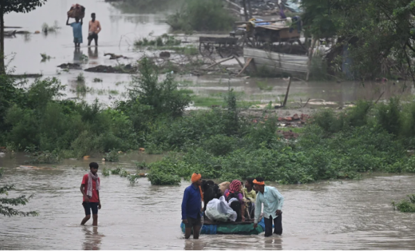 Shira të dendur dhe përmbytje në veri të Indisë, të paktën 41 të vdekur