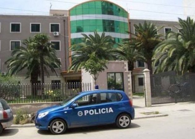 I vodhi makinën një shtetasi serb në zonën e plazhit në Durrës, arrestohet 28-vjeçarja