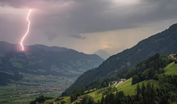 Trentino në Itali goditet nga 2500 rrufe brenda një ore