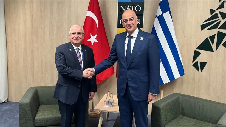Ministri i Mbrojtjes i Türkiyes takon homologun e tij grek