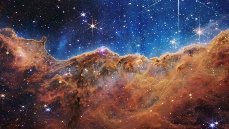 Teleskopi i NASA-s feston përvjetorin e parë me një pamje magjike të yjeve në hapësirë